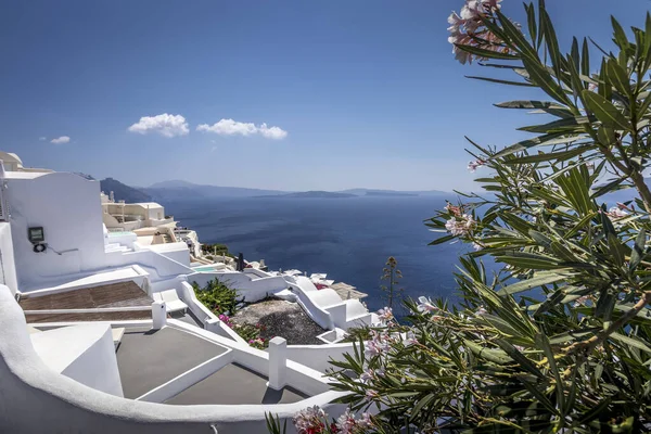 Oia stad på Santorini ön på en klar solig dag. — Stockfoto