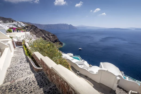 La ciudad de Oia en la isla de Santorini en un claro día soleado . — Foto de Stock