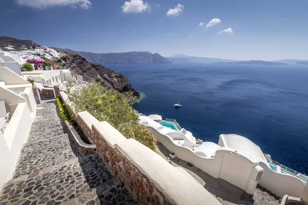 Oia stad på Santorini ön på en klar solig dag. — Stockfoto