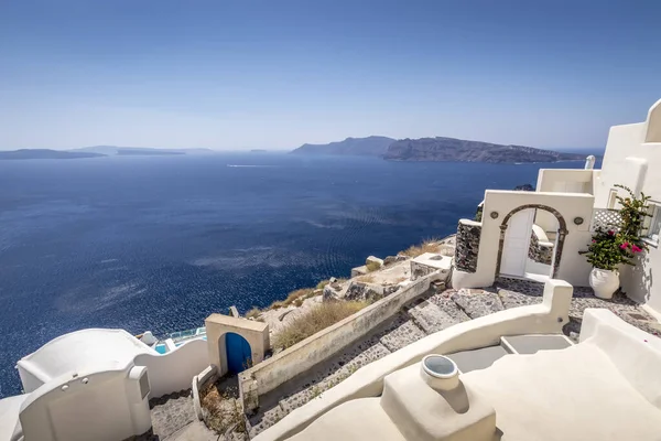 La ciudad de Oia en la isla de Santorini en un claro día soleado . —  Fotos de Stock