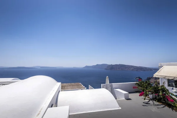 Santorini adasındaki Oia şehri güneşli bir günde. — Stok fotoğraf