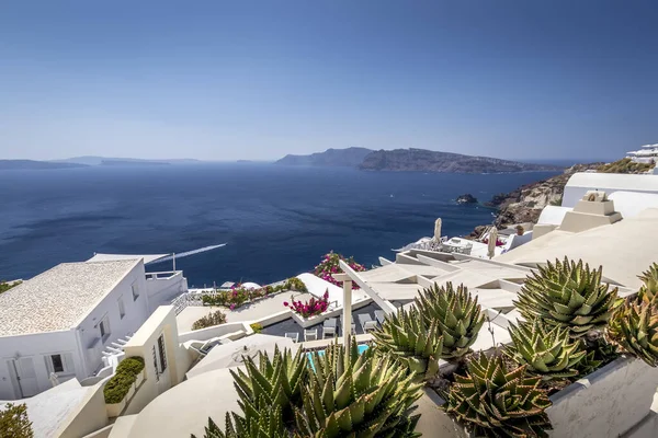 Oia stad på Santorini ön på en klar solig dag. — Stockfoto