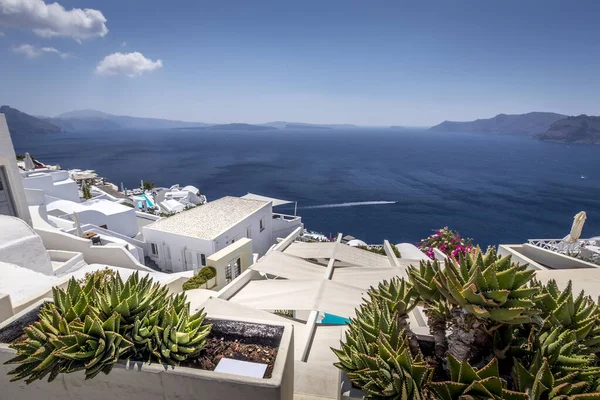 La ciudad de Oia en la isla de Santorini en un claro día soleado . —  Fotos de Stock