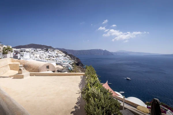 Oia città sull'isola di Santorini in una chiara giornata di sole . — Foto Stock