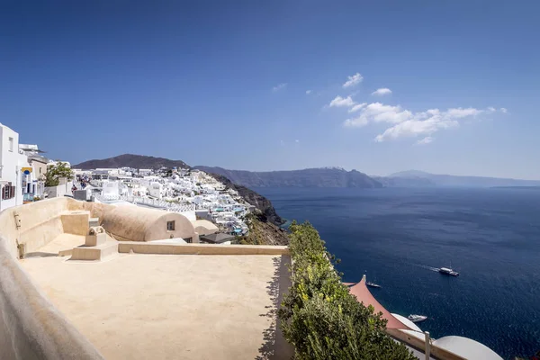 Oia città sull'isola di Santorini in una chiara giornata di sole . — Foto Stock
