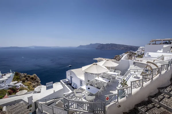 Oia stad på Santorini ön på en klar solig dag. — Stockfoto