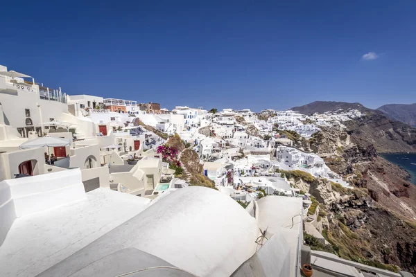 Oia stad på Santorini ön på en klar solig dag. — Stockfoto