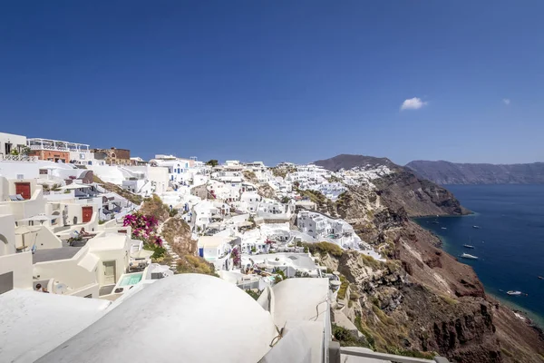 Oia stad på Santorini ön på en klar solig dag. — Stockfoto