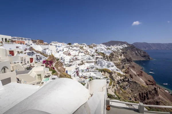 Oia città sull'isola di Santorini in una chiara giornata di sole . — Foto Stock