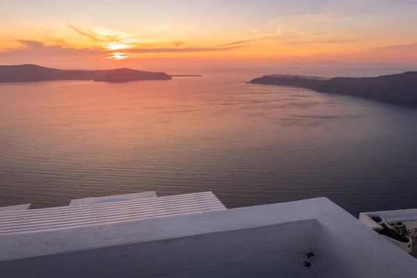 Sunset overlooking the caldera and the sea in Santorini. — Stock Photo, Image