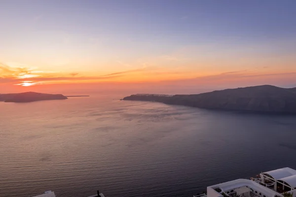 Pôr do sol com vista para a caldeira e o mar em Santorini . — Fotografia de Stock