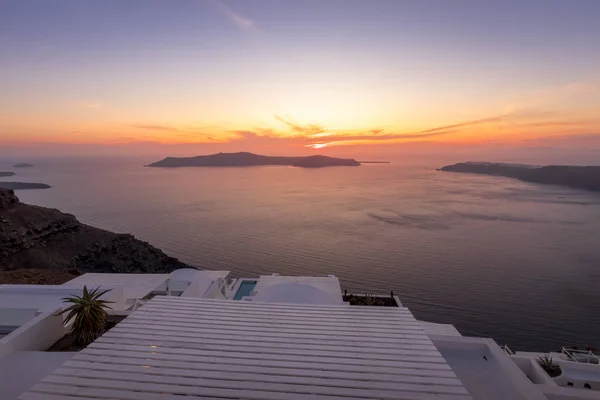 Sunset overlooking the caldera and the sea in Santorini. — Stock Photo, Image