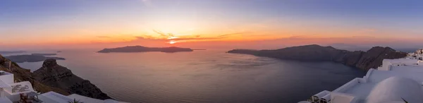 Sonnenuntergang mit Blick auf die Caldera und das Meer in Santorini. — Stockfoto