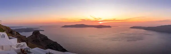 Pôr do sol com vista para a caldeira e o mar em Santorini . — Fotografia de Stock