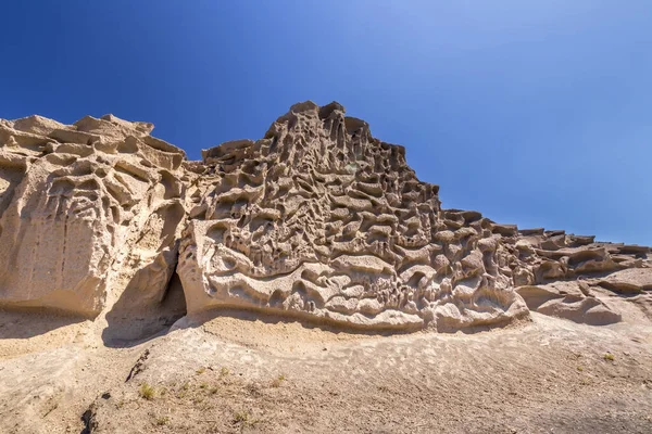 Montanhas Canyon na praia de Vlychada em um dia ensolarado de verão . — Fotografia de Stock