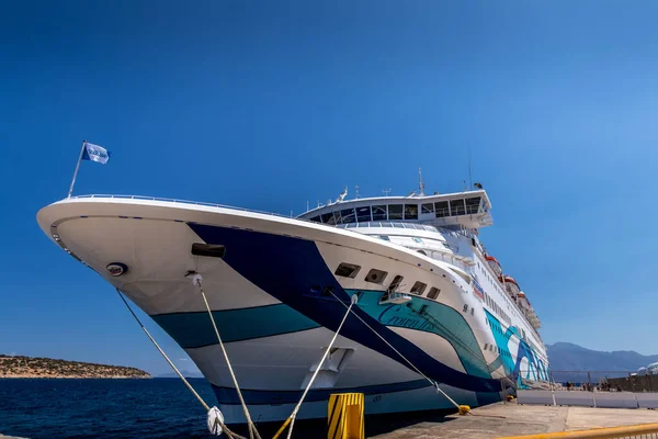 Agios Nikolaus, Griekenland - 10 september 2019: Cruiseschip in de haven van Kreta op een zonnige heldere dag. — Stockfoto