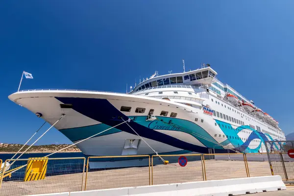 Agios Nikolaus, Griekenland - 10 september 2019: Cruiseschip in de haven van Kreta op een zonnige heldere dag. — Stockfoto