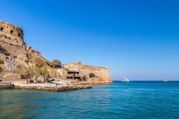 Spinalonga fästning en klar solig dag. Ruinerna av leprosolium. — Stockfoto