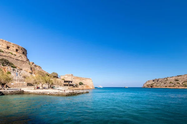 Spinalonga fästning en klar solig dag. Ruinerna av leprosolium. — Stockfoto