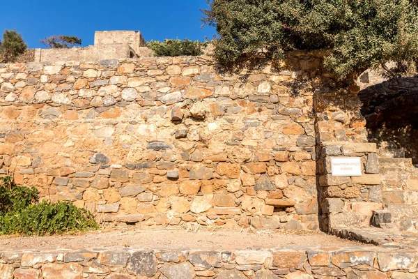 Antiguos edificios y ruinas de Spinalonga en un día soleado . — Foto de Stock