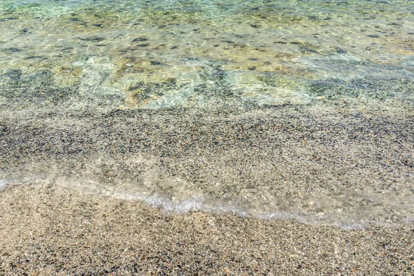 Surfe no mar na praia com areia amarela e água limpa . — Fotografia de Stock