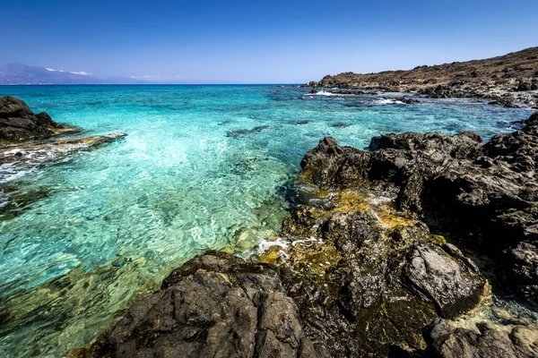 A costa da ilha de Chrissy em um dia ensolarado de verão com água do mar azul-turquesa . — Fotografia de Stock