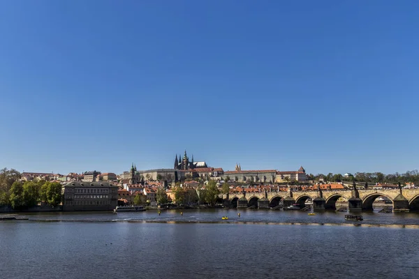 Károly híd és a Prágai vár panorámája. — Stock Fotó