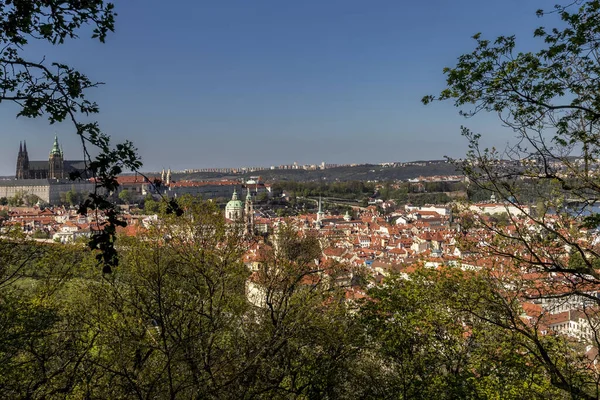 Kilátás a Prágai vár tetejéről. — Stock Fotó