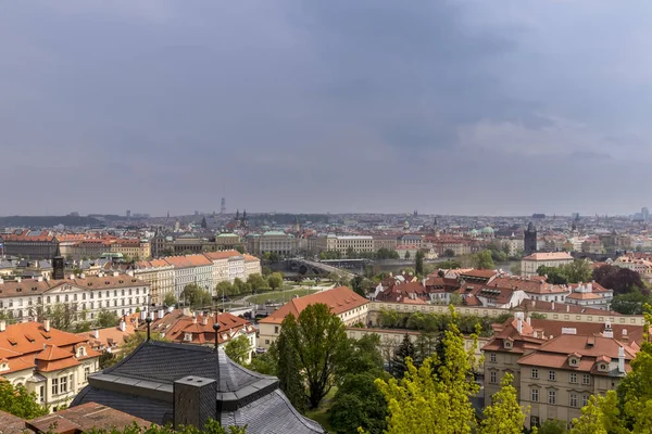 Praag stadsgezicht panorama. Praagse dak. — Stockfoto