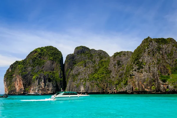 Maya Bay karszt sziklák Phi Phi szigetén. — Stock Fotó