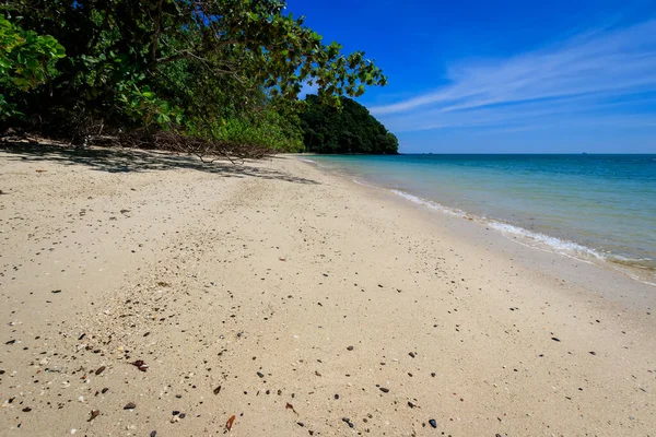 Praia com areia dourada e mar . — Fotografia de Stock
