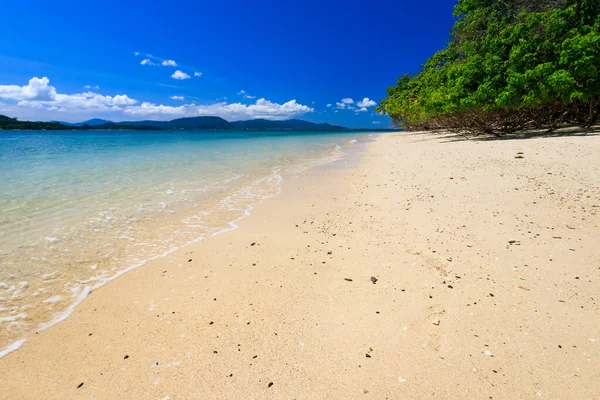 Beach with golden sand and sea. — Stock Photo, Image