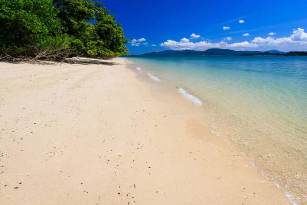 Strand mit goldenem Sand und Meer. — Stockfoto