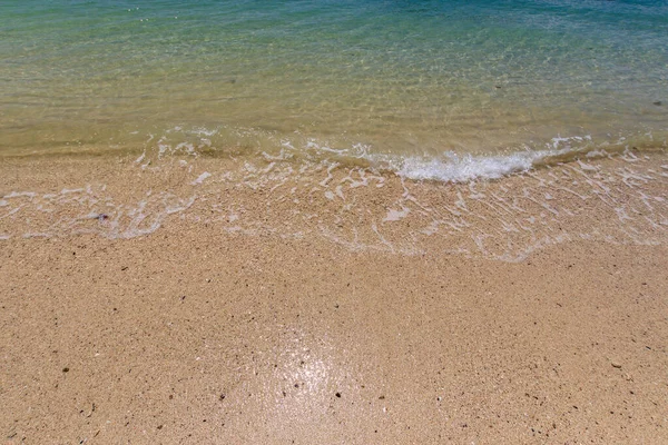 Mořský příboj na pláži s pískem. — Stock fotografie