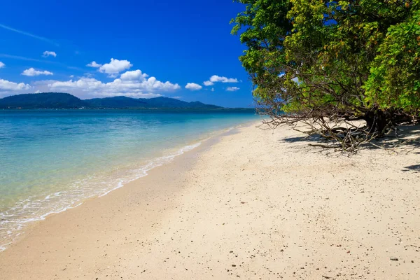 Beach with golden sand and sea. — Stock Photo, Image