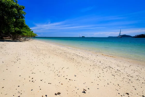 Praia com areia dourada e mar . — Fotografia de Stock