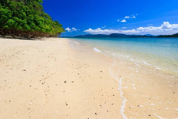 Beach with golden sand and sea. — Stock Photo, Image