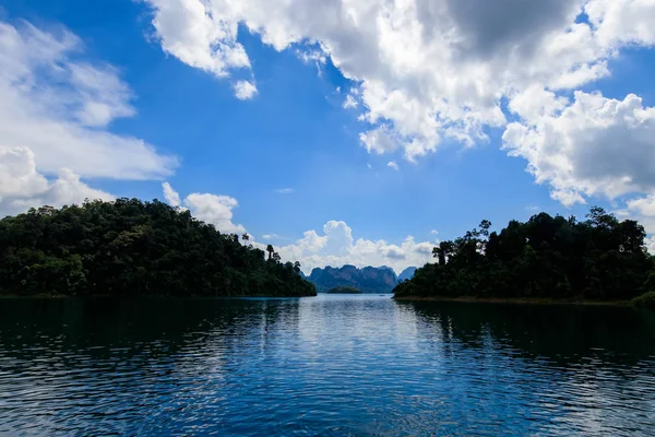 Danau Cheo Lan pada hari yang cerah, Thailand . — Stok Foto
