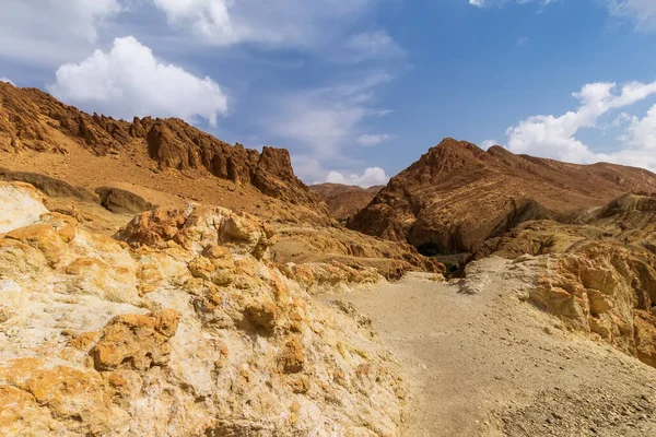 Taş çölde bir kanyonun manzarası. — Stok fotoğraf