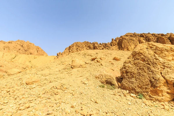 Τοπίο ενός φαραγγιού στην έρημο πέτρα. — Φωτογραφία Αρχείου