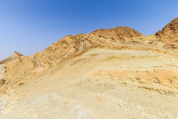 Taş çölde bir kanyonun manzarası. — Stok fotoğraf