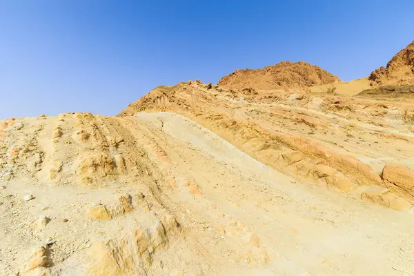 Taş çölde bir kanyonun manzarası. — Stok fotoğraf