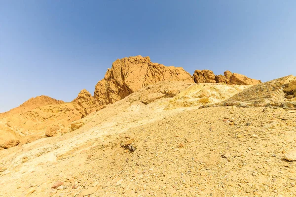 Taş çölde bir kanyonun manzarası. — Stok fotoğraf