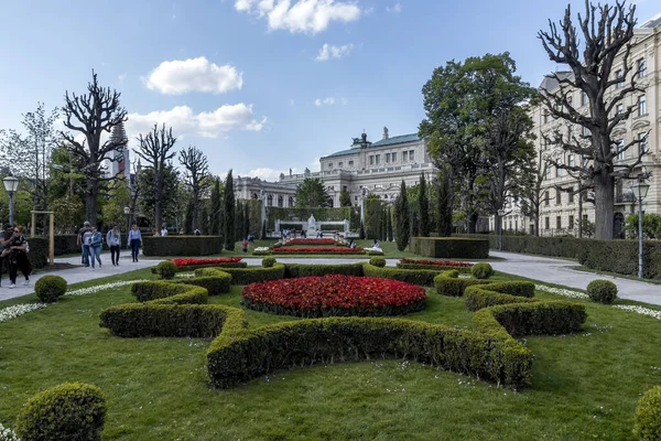 Park w centrum Wiednia, Austria. — Zdjęcie stockowe