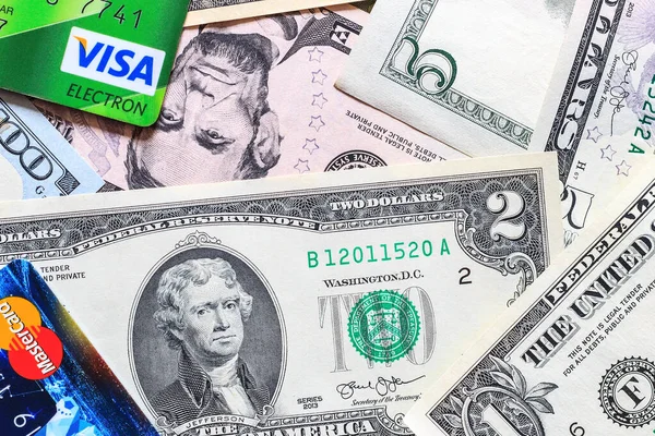维萨信用卡和万事达信用卡与Usa美元钞票的照片. — 图库照片