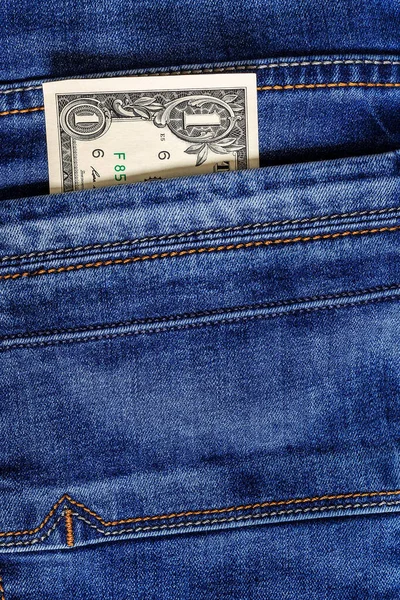 Billet de dollar dans la poche de jeans . — Photo