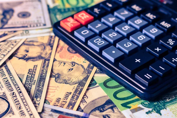 Dólar y euro bils y calculadora negro . — Foto de Stock