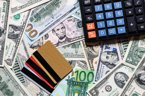 Dólar y euro bils, tarjeta de crédito y calculadora negro . — Foto de Stock