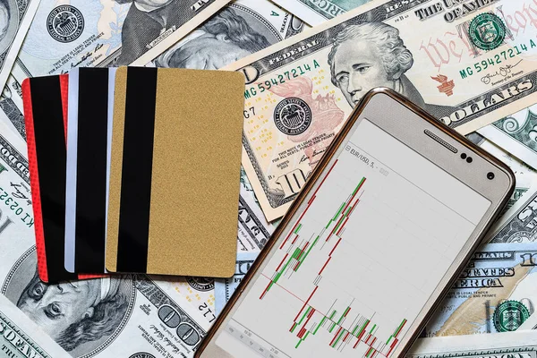 Dollars, creditcards en mobiele telefoon met wisselkoers. — Stockfoto