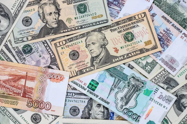 미국 달러, 융통성 있는 유로 지폐를 배경으로. — 스톡 사진